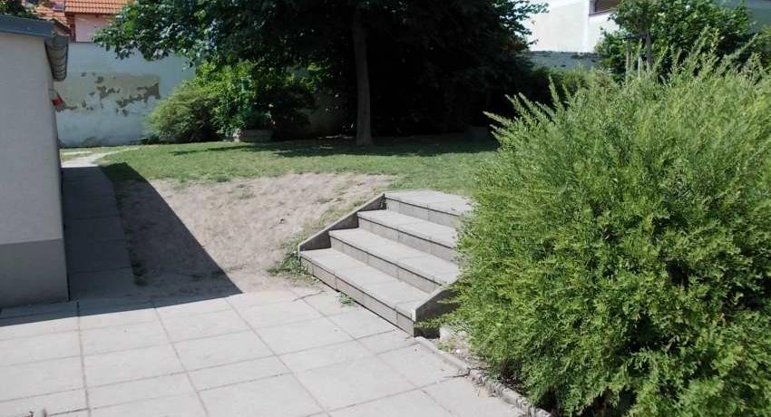 Offene, nach Regen matschige Erde und Stufen als Barriere vor Beginn der Planung
