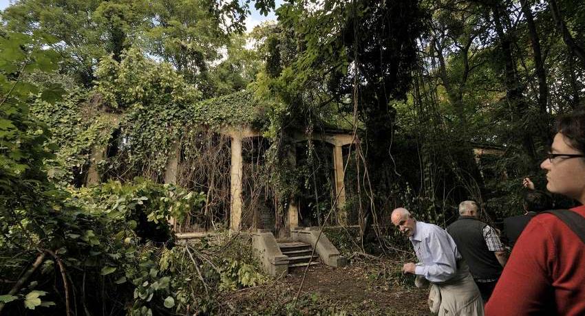 Der „Arbeitskreis Orangerien in Deutschland“ beim Besuch der verfallenden Orangerie im Harrachpark 2012