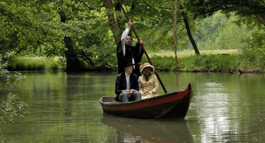 Paar in historischen Kostümen in Boot mit Bootsführer – Dreharbeiten des ORF NÖ im Harrachpark mit Brucker DarstellerInnen