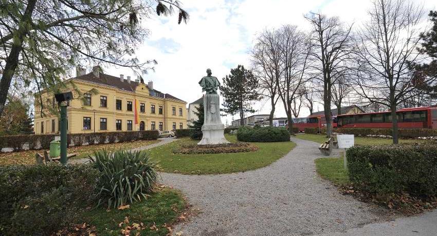 Der Kaiserpark vor der Umgestaltung: schlecht nutzbare Kieswege, keine Möglichkeit für Veranstaltungen
