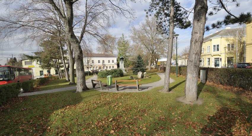 Der Kaiserpark vor der Umgestaltung: schlecht nutzbare Kieswege und keine Veranstaltungen möglich