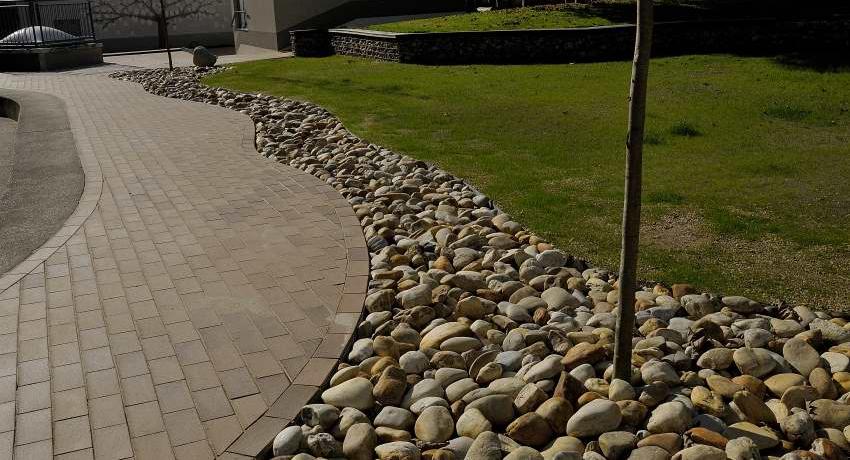 „Bachlauf“ aus großen Flusskieseln