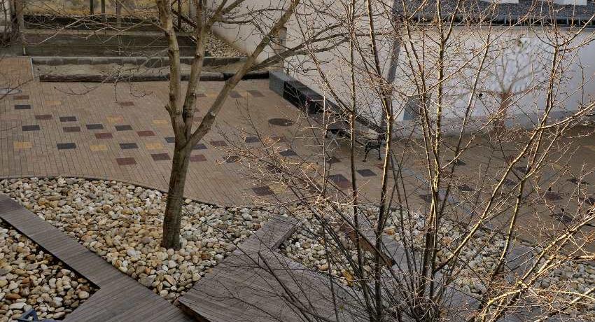 Unter der Kastanie - nachher: Sonnendecks und "Kieselstrand"