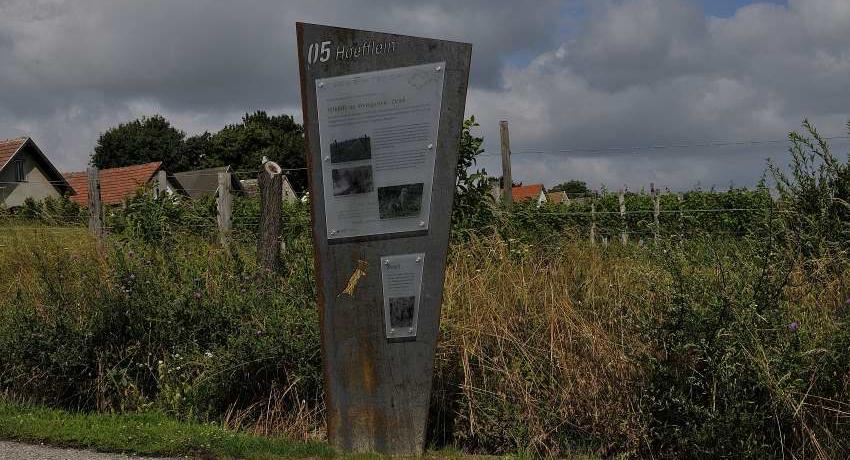 Schautafeln aus Cortenstahl (noch kaum rostig) am Weinerlebnisweg in Höflein