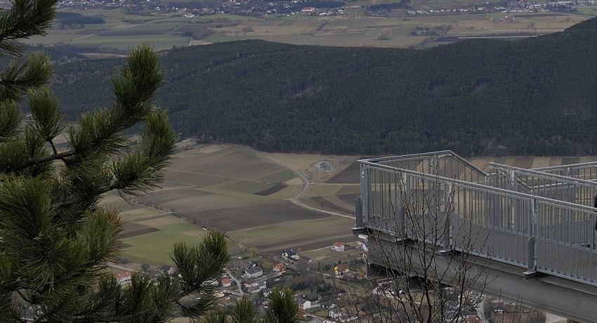 Der Teich von der Hohen Wand aus gesehen, im Vordergrund der Skywalk