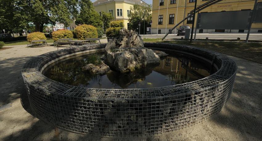 Das Wasserbecken bildet ein gestalterisches Gegengewicht zum Kaiser