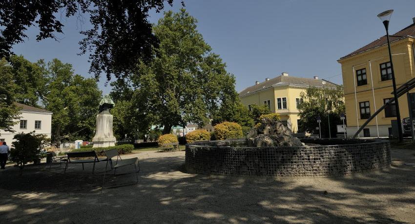 Gut begehbare Wege, ein kleiner Platz mit Sitzmöglichkeiten, das Wasserbecken und Beschattung durch die Erhaltung des Altbaumbestandes 