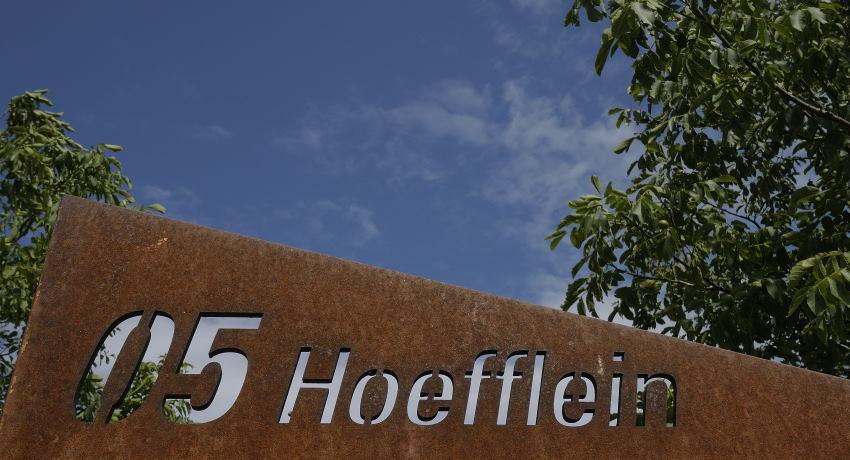 Eine der alten Schreibweisen von Höflein (Hoefflein) am Kopf der Infotafel