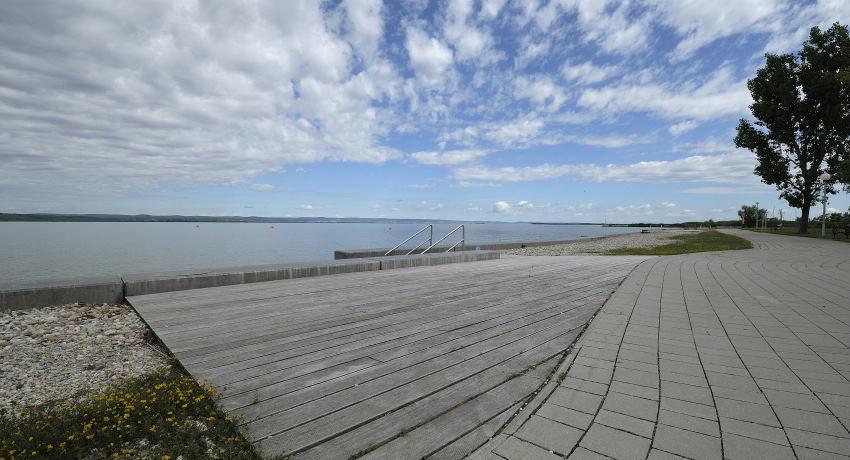 Holzdeck zur Ufermauer erleichtert den Zugang zum See