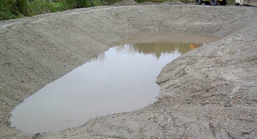 Klärteich beim Umbau im Herbst 2007, erkennbar die flachere Uferausformung mit Kiesschüttungen
