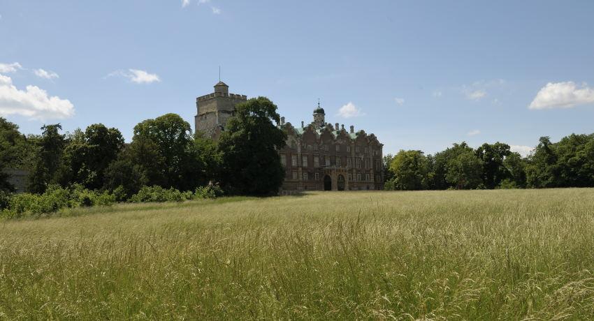 Schloss Prugg. Die ursprüngliche, spätmittelalterliche Kastellburg wurde von Johann Lucas von Hildebrandt barockisiert, Mitte des 19. Jhdts. im jakobethanischen Stil (britische Neorenaissance) umgestaltet und kann derzeit leider (noch) nicht besichtigt werden.