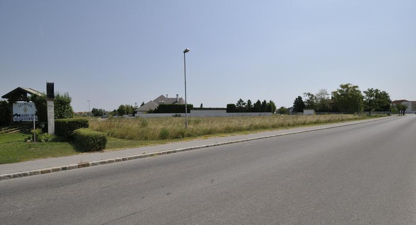 Fläche am Ortsrand von Illmitz Richtung Seebad, als Standort für ein Süßweinzentrum geeignet, aber wenig attraktiv Lage