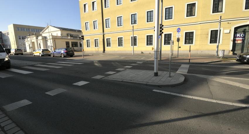 Niveaugleiche Straßenführung zum Gehsteig und Fahrbahnteiler erleichtern die Querung im Bereich de Stadttheaters und Schulen