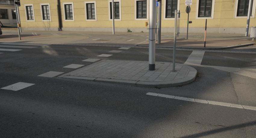 Fahrbahnteiler und sanfte Anhebung der Straße auf Gehsteigniveau – erstmals an einer Bundesstraße in Niederösterreich