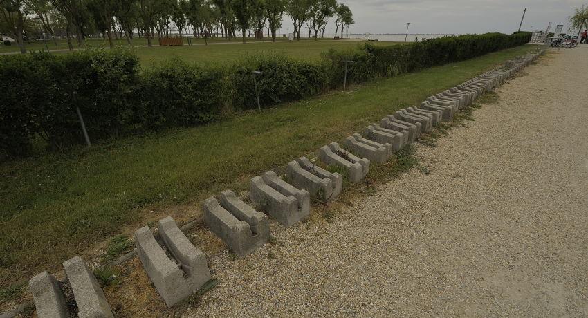 Die Radständer können nicht mit der Qualität des Seebades mithalten und animieren nicht zur Anreise mit dem Fahrrad