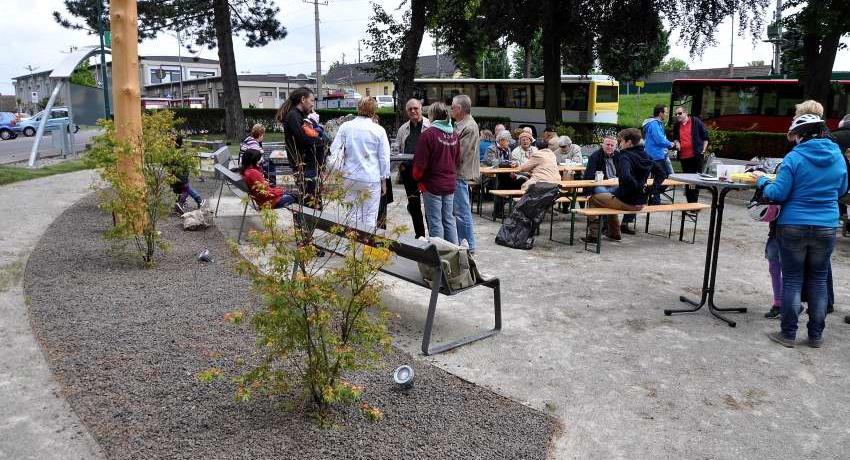 BesucherInnen bei der Eröffnungsfeier im Kaiserpark (© Ch. Zenger)