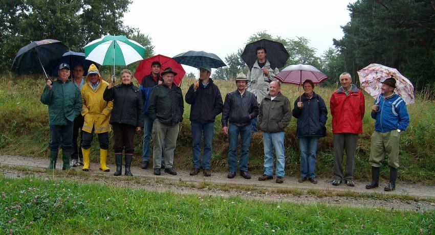 Die Wiesenexkursionen finden bei jedem Wetter statt! TeilnehmerInnen mit Regenschirmen im Waldviertel.
