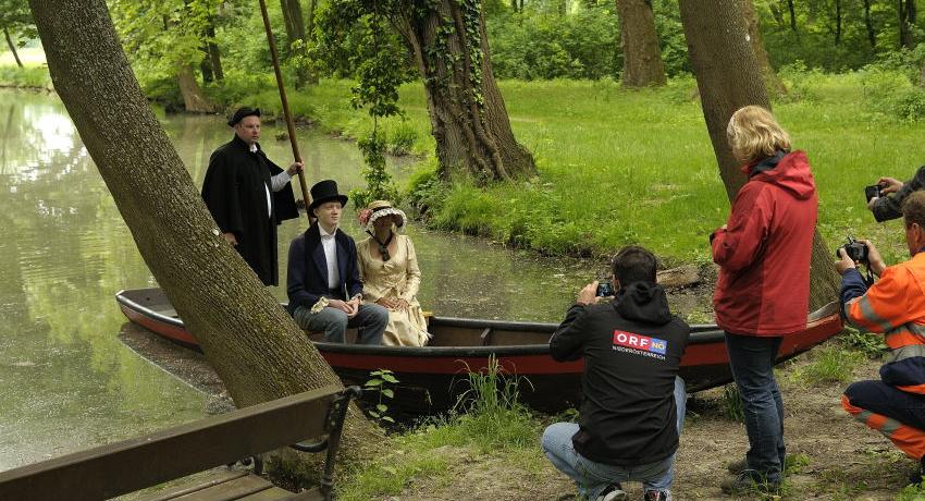 Der ORF Niederösterreich bei Dreharbeiten im Harrachpark mit Brucker DarstellerInnen