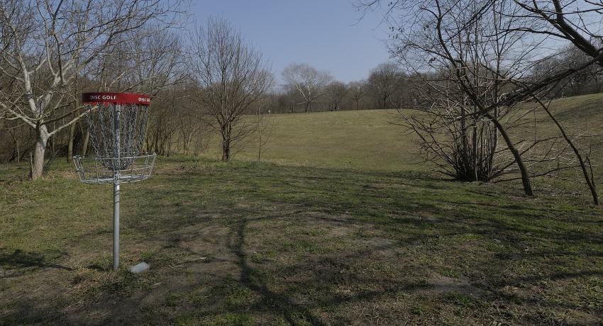 Disc Golf als Teil des großzügigen Spiel-, Sport und Freizeitgeländes beim „Hexenhaus“ in Mannswörth