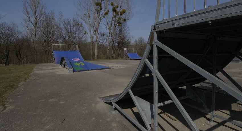 Vielfältiges Sportangebot mit Skaten, Disc Golf, Fußball, Basketball im weiträumigen Freizeitgelände führen zu einem Einzugsbereich, der weit über Mannswörth hinausgeht