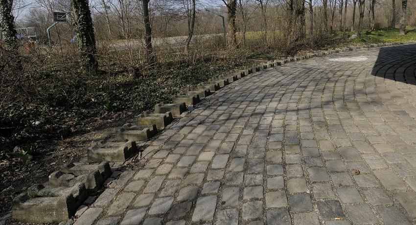 Nicht zeitgemäße Betonfahrradständer beim Freizeitgelände Mannswörth