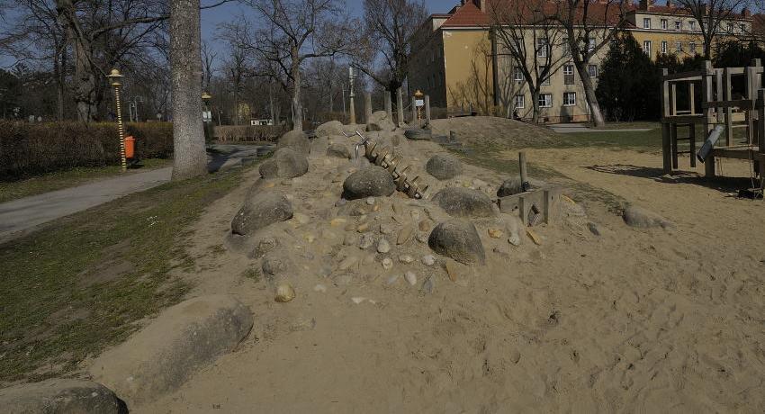 Gut besuchter Wasser- und Sandspielbereich am Spielplatz im Rathauspark