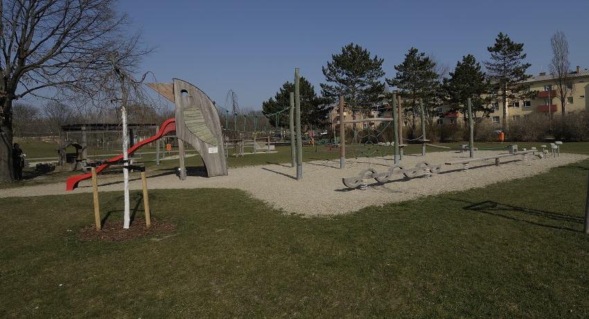 Der Spielplatz in der Mappesgasse im „Versorgungsgebiet Schwechat Ost/Süd“ ist attraktiv und gut besucht. Eine weitere Attraktivierung könnte sehr einfach durch eine Verbesserung der Raumbildung, sowie Materialien und Möglichkeiten zum freien, kreativen Gestalten erreicht werden.