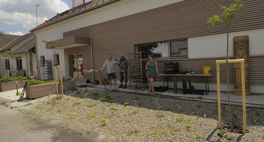 Nach der Hitzeschlacht bei der Bepflanzung – die erste Bewässerung für Pflanzen und PflanzerInnen