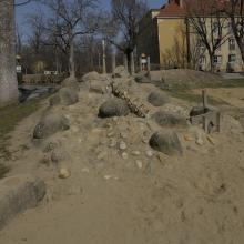 Gut besuchter Wasser- und Sandspielbereich am Spielplatz im Rathauspark