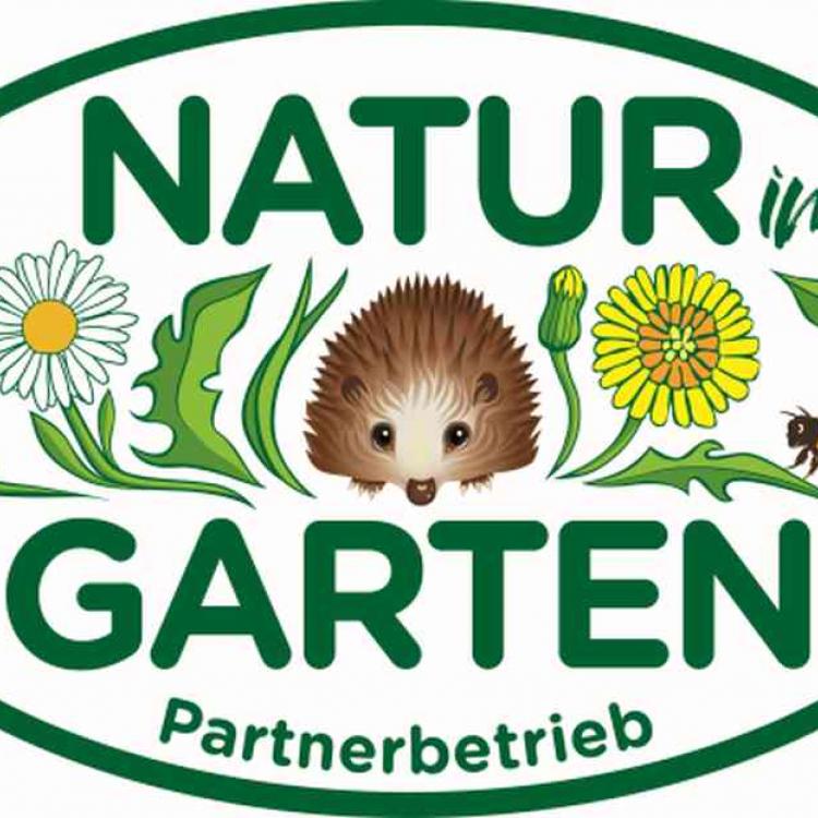 Logo Natur im Garten Partnerbetrieb mit Igel im Zentrum, geraham von Löwenzahn, Gänseblümchen und Biene